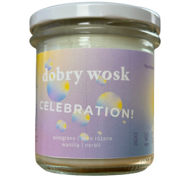 Naturalna świeca sojowa Dobry Wosk o zapachu Celebration, w słoiku z kolorową etykietą w odcieniach fioletu, żółci i błękitu.