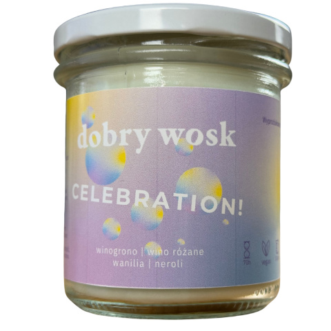 Naturalna świeca sojowa Dobry Wosk o zapachu Celebration, w słoiku z kolorową etykietą w odcieniach fioletu, żółci i błękitu. Naturalna świeca sojowa Dobry Wosk o zapachu Celebration, w słoiku z kolorową etykietą w odcieniach fioletu, żółci i błękitu.
