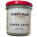 Naturalna świeca sojowa Dobry Wosk o zapachu Coffee Latte, w stylowym słoiku z czerwonym wieczkiem.