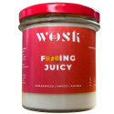Naturalna świeca sojowa Dobry Wosk o zapachu Fcuking Juicy, w słoiku z intensywnie czerwoną etykietą i czerwonym wieczkiem.