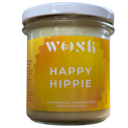 Naturalna świeca sojowa Dobry Wosk o zapachu Happy Hippie, w słoiku z żółtą etykietą i białym wieczkiem.
