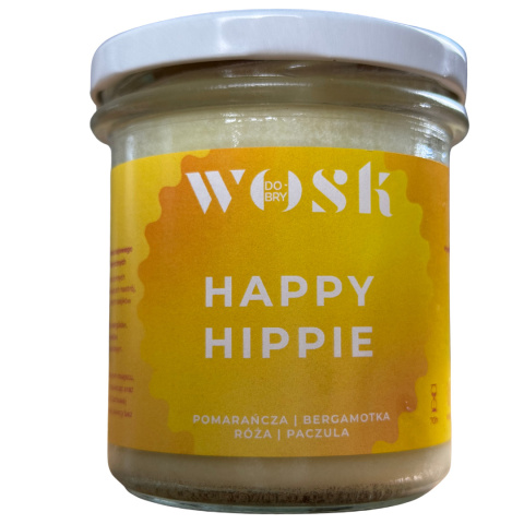 Naturalna świeca sojowa Dobry Wosk o zapachu Happy Hippie, w słoiku z żółtą etykietą i białym wieczkiem. Naturalna świeca sojowa Dobry Wosk o zapachu Happy Hippie, w słoiku z żółtą etykietą i białym wieczkiem.