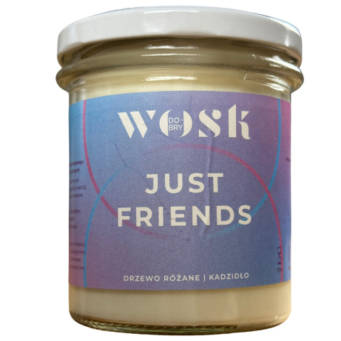 Naturalna świeca sojowa Dobry Wosk o zapachu Just Friends, w słoiku z gradientową etykietą w odcieniach różu i niebieskiego. Naturalna świeca sojowa Dobry Wosk o zapachu Just Friends, w słoiku z gradientową etykietą w odcieniach różu i niebieskiego.
