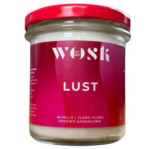 Naturalna świeca sojowa Dobry Wosk o zapachu Lust, w eleganckim słoiku z intensywnie różową etykietą i czerwonym wieczkiem. Naturalna świeca sojowa Dobry Wosk o zapachu Lust, w eleganckim słoiku z intensywnie różową etykietą i czerwonym wieczkiem.