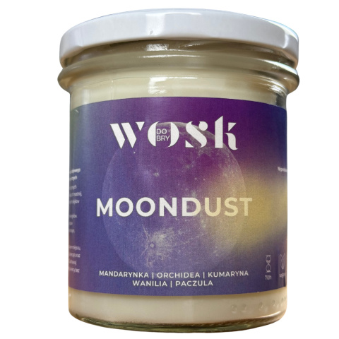 Naturalna świeca sojowa Dobry Wosk o zapachu Moondust, w eleganckim słoiku z gradientową etykietą w odcieniach fioletu i złota. Naturalna świeca sojowa Dobry Wosk o zapachu Moondust, w eleganckim słoiku z gradientową etykietą w odcieniach fioletu i złota.