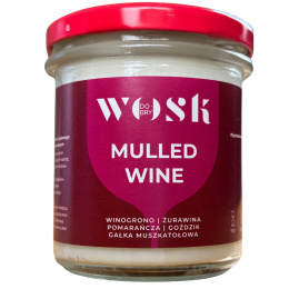 Naturalna świeca sojowa Dobry Wosk o zapachu Mulled Wine, w słoiku z czerwoną etykietą i czerwonym wieczkiem.