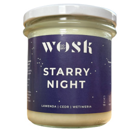 Naturalna świeca sojowa Dobry Wosk o zapachu Starry Night w eleganckim słoiku z fioletową etykietą.