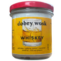 Naturalna świeca sojowa Dobry Wosk o zapachu Whiskey, w eleganckim słoiku z czerwonym wieczkiem.