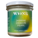 Naturalna świeca sojowa Dobry Wosk o zapachu Jasmine Dragon Pearl, w słoiku z gradientową etykietą w odcieniach zieleni i żółci.