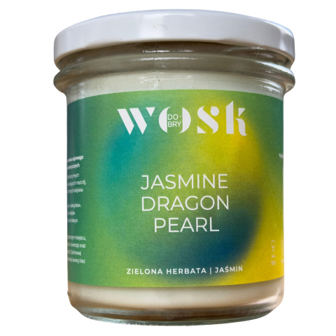 Naturalna świeca sojowa Dobry Wosk o zapachu Jasmine Dragon Pearl, w słoiku z gradientową etykietą w odcieniach zieleni i żółci. Naturalna świeca sojowa Dobry Wosk o zapachu Jasmine Dragon Pearl, w słoiku z gradientową etykietą w odcieniach zieleni i żółci.