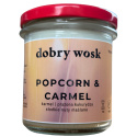 Świeca sojowa Dobry Wosk Popcorn & Carmel – słoik z czerwonym wieczkiem i etykietą o karmelowo-maślanym zapachu.